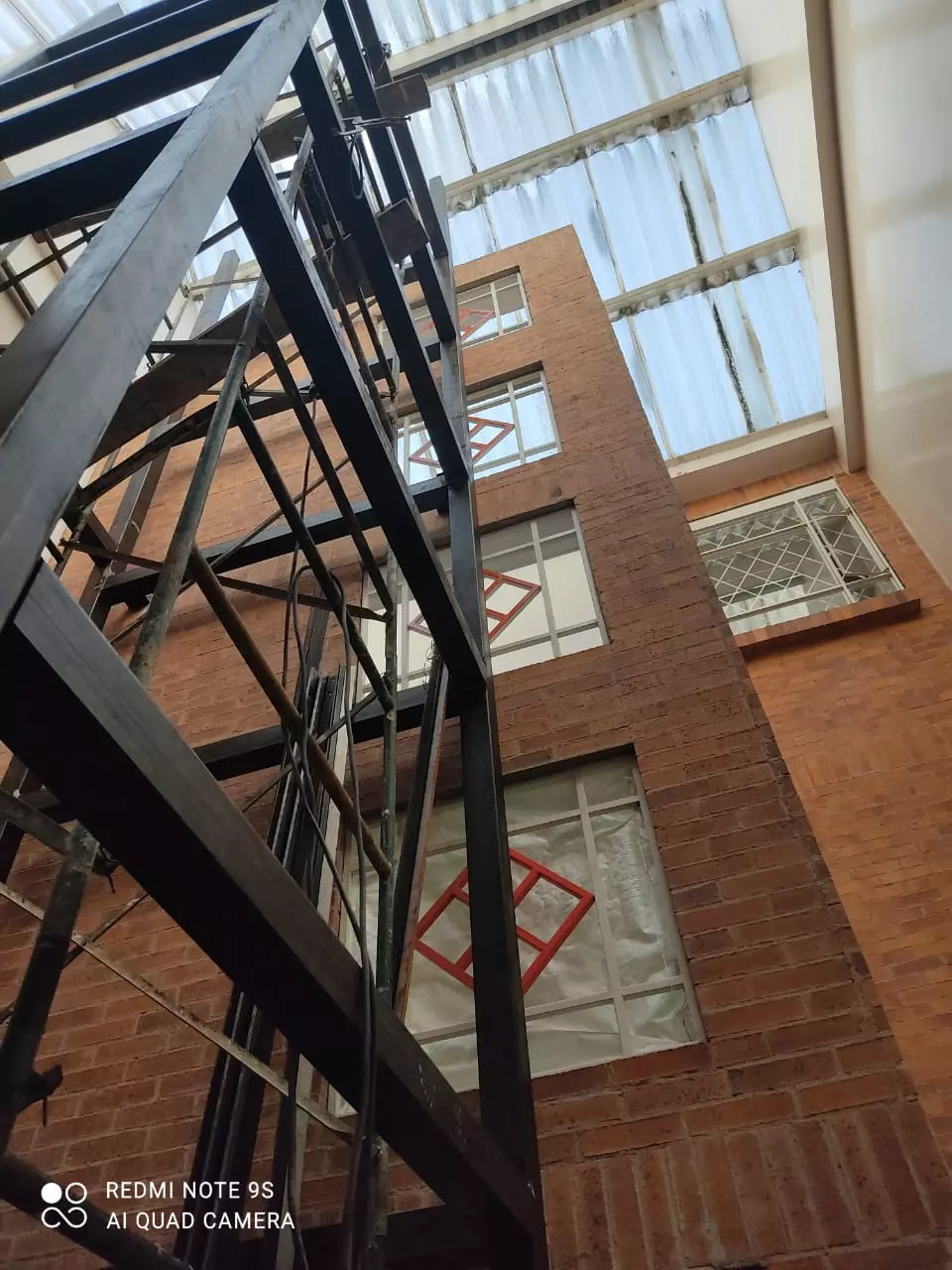Obras civiles en Bogotá - Montaje de estructura metálica para edificio comercial
